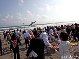 Prihatin atas Batalnya Sedekah Laut, Warga Gelar Labuhan di Bantul Prihatin atas Batalnya Sedekah Laut, Warga Gelar Labuhan di Bantul