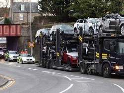 Truk Pengangkut Kepentok Jembatan, Atap Range Rover Rusak Parah