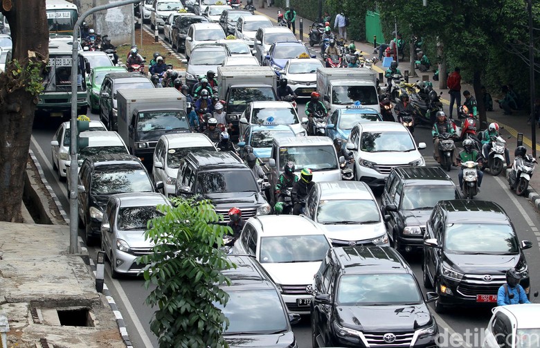 Macet di Jakarta. Foto: Rifkianto Nugroho Macet di Jakarta. Foto: Rifkianto Nugroho