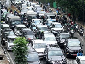 Palmerah Macet Parah Imbas Ojol dan Taksi Mangkal Sembarangan