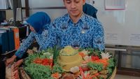Pose PNS Ganteng Junna Aditya yang Suka Pete dan Nongkrong di Kafe