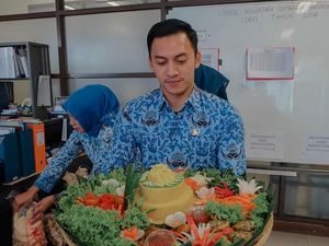 Pose PNS Ganteng Junna Aditya yang Suka Pete dan Nongkrong di Kafe Pose PNS Ganteng Junna Aditya yang Suka Pete dan Nongkrong di Kafe