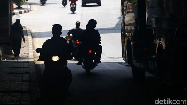Jangan Ditiru! Pemotor Lawan Arah di Underpass Manggarai