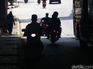 Jangan Ditiru! Pemotor Lawan Arah di Underpass Manggarai