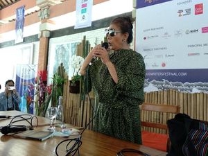 Berkacamata Hitam, Susi Pudjiastuti Berbagi Kisah Inspiratif di UWRF 2018