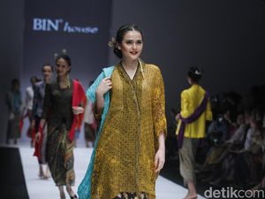 Indahnya Lambaian Kain Batik Sutra Karya Obin di Jakarta Fashion Week 2019 Indahnya Lambaian Kain Batik Sutra Karya Obin di Jakarta Fashion Week 2019