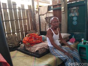 Duh, Bapak-Anak di Situbondo Tinggal dalam Rumah Berdinding Seadanya