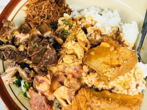 Enak Banget! Sarapan Nasi Sambal Tumpang yang Pedas Mlekoh