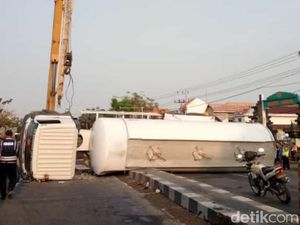 Truk Tangki Muat Semen Terguling, Jalur Pantura Gresik Macet 2 Arah
