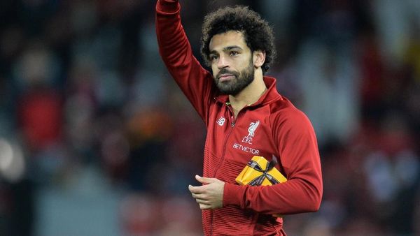 Kado untuk Salah dari Fans Berhijab di Anfield