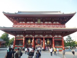 Melihat Kuil Sensoji di Tokyo, Jepang