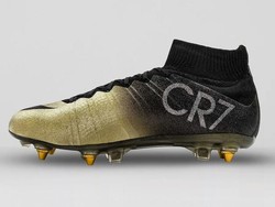 Ini adalah sepatu khusus berlapis emas yang dibuat oleh Nike untuk Cristiano Ronaldo usai dia meraih bola emas. Harga sepatu ini diperkirakan mencapai 800 ribu dolar AS atau sekitar Rp 12,1 M (Istimewa)