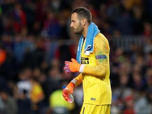 Sibuknya Handanovic di Camp Nou