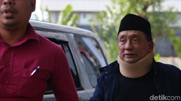 Diperiksa KPK, Fuad Amin Pakai Penyangga Leher