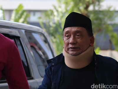 Diperiksa KPK, Fuad Amin Pakai Penyangga Leher