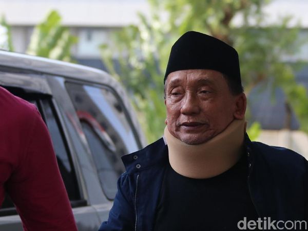 Diperiksa KPK, Fuad Amin Pakai Penyangga Leher