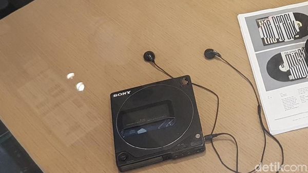 Ponsel OPPO Berbaur dengan Walkman, Nintendo Jadul, dan PS1
