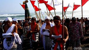 Warga Bantul Gelar Labuhan di Pantai Parangkusumo