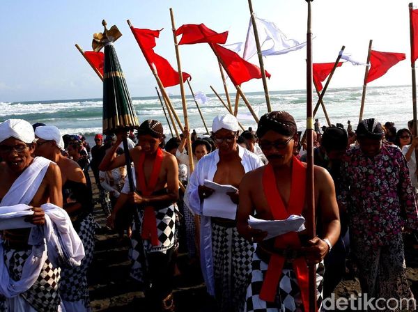Warga Bantul Gelar Labuhan di Pantai Parangkusumo