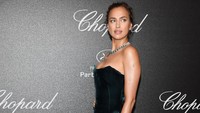 Wanita yang sempat lama menghiasi kehidupan Ronaldo adalah Irina Shayk. Model dan aktris asal Rusia ini menjalin hubungan dengan Ronaldo sedari 2010 hingga 2015. Keduanya lantas putus karena Irina dikabarkan tak disukai ibunda Ronaldo, Dolores. (Pascal Le Segretain/Getty Images for Chopard)