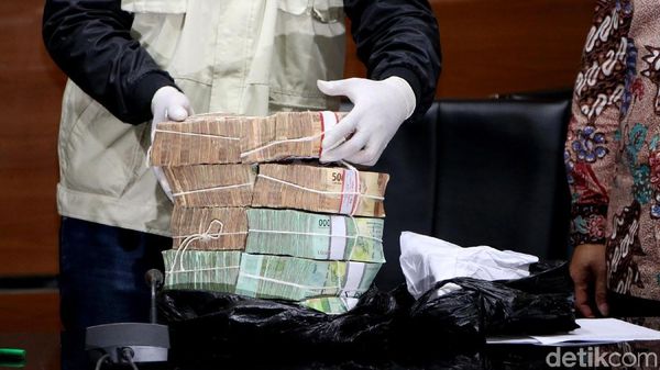 Begini Tumpukan Receh Barbuk OTT Bupati Cirebon
