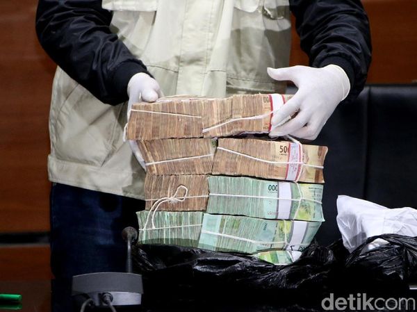 Begini Tumpukan Receh Barbuk OTT Bupati Cirebon