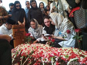 Ini yang Dilakukan Arumi dan Emil Dardak Usai Jenazah Ayah Dikebumikan Ini yang Dilakukan Arumi dan Emil Dardak Usai Jenazah Ayah Dikebumikan