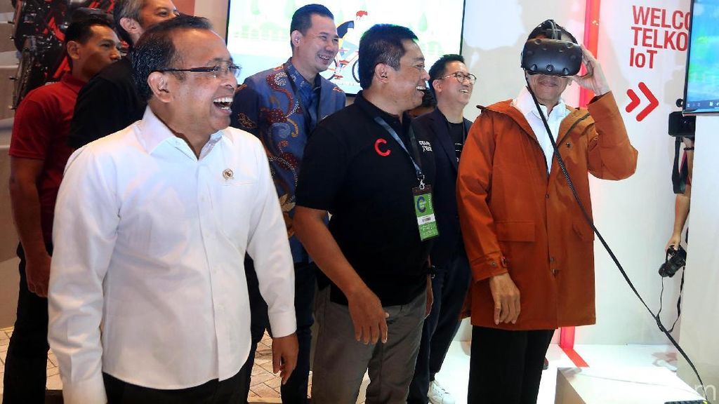 Aksi Jokowi di IdeaFest 2018, Beli Jaket Hingga Main Games