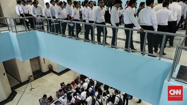 Peserta sebelum mengikuti ujian seleksi calon pegawai negeri sipil (CPNS) di Gedung Kantor Walikota Jakarta Selatan, Jumat (26/10).