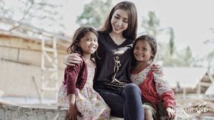 Foto Juara 3 Miss Grand International Nadia Purwoko dan Anak-anak