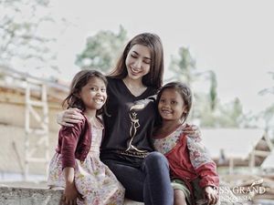 Foto Juara 3 Miss Grand International Nadia Purwoko dan Anak-anak Foto Juara 3 Miss Grand International Nadia Purwoko dan Anak-anak
