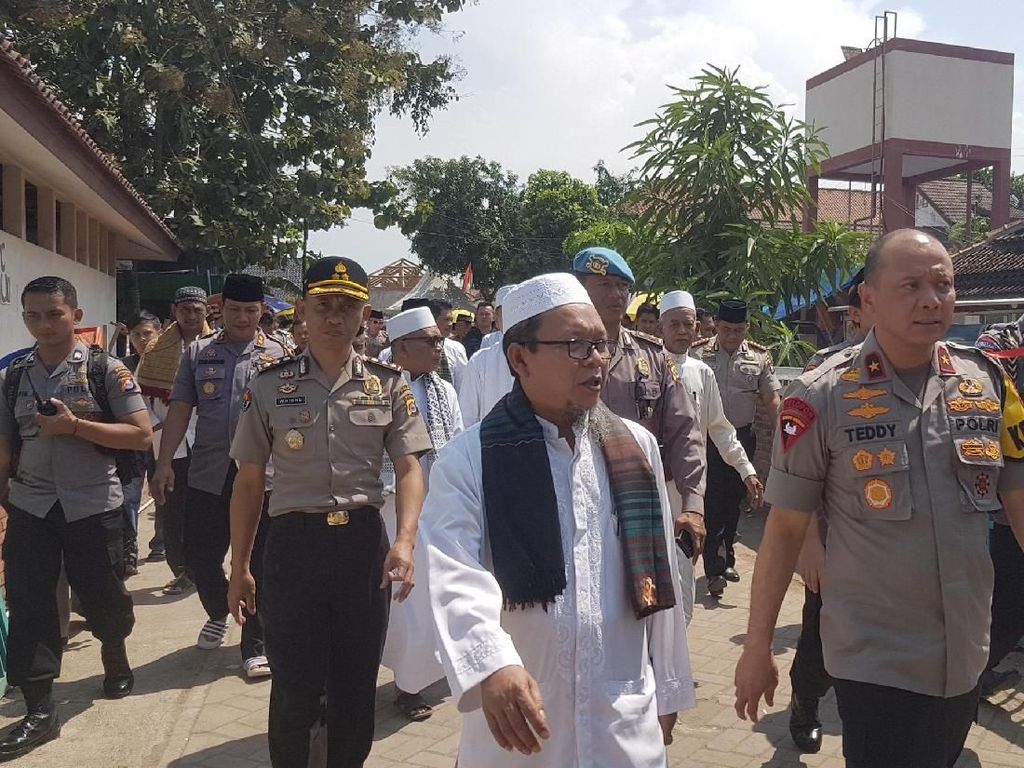 Kapolda Banten ke Tokoh Islam: Yang Dibakar di Garut Bendera HTI Kapolda Banten ke Tokoh Islam: Yang Dibakar di Garut Bendera HTI