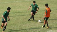 Timnas Indonesia U-19 berlatih di Lapangan ABC, Senayan, Jakarta, Jumat (26/10/2018).
