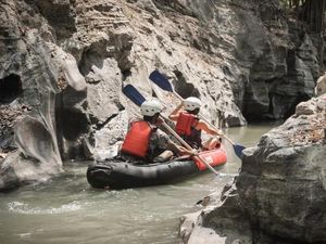 Weekend Menantang di Yogya, Main Kayak di Sungai Opak!