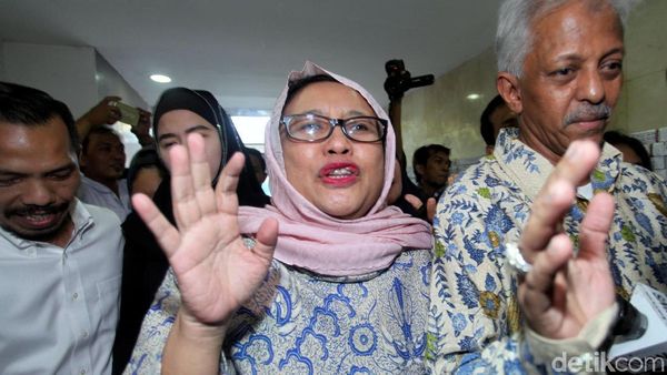 Dikonfrontir Hoax Ratna, Nanik S Deyang Dadah-dadah