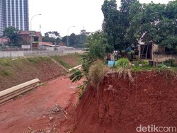 Spanduk Ganti Rugi Lahan Nongol di Lokasi Proyek Tol Cijago