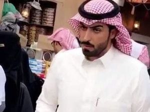 Duh, Penjual Biskuit Arab yang Tampan Ini Bikin Netizen Salah Fokus!