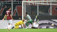 Antonio Sanabria menaklukkan penjagaan Pepe Reina untuk mencetak gol pertama Betis di menit ke-33. Keunggulan Betis 1-0 bertahan sampai turun minum. (Foto: Daniele Mascolo/Reuters)