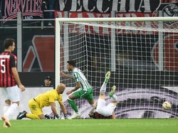 Antonio Sanabria menaklukkan penjagaan Pepe Reina untuk mencetak gol pertama Betis di menit ke-33. Keunggulan Betis 1-0 bertahan sampai turun minum. (Foto: Daniele Mascolo/Reuters)