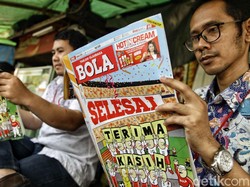 Seiring berkembangnya zaman, BOLA yang makin diminati pembaca akhirnya mulai terbit dua kali dalam satu pekan sejak 1997, yaitu setiap Selasa dan Jumat. Waktu yang dirasa pas untuk memberikan update terkait dunia olahraga. (Pradita Utama/detikSport)