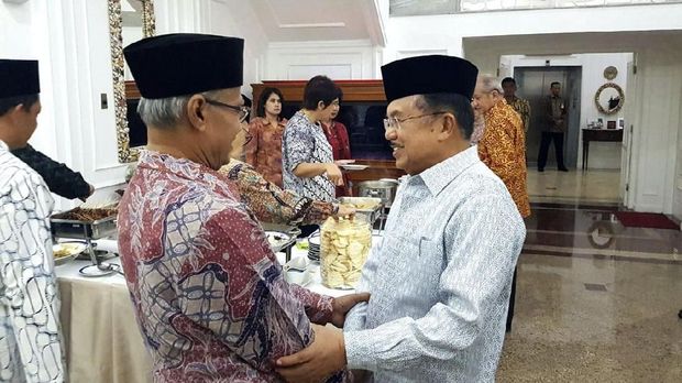 Setengah Hati Jokowi Redam Isu Pembakaran Bendera