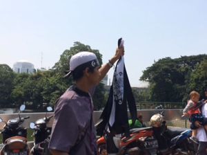 Penjual Atribut Panen Rezeki di Aksi Bela Tauhid Penjual Atribut Panen Rezeki di Aksi Bela Tauhid