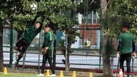 Penjaga gawang yang menjadi benteng terakhir tampak serius menjalani latihan. Tidak kebobolan bakal menjadi kunci dalam pertandingan melawan Jepang.