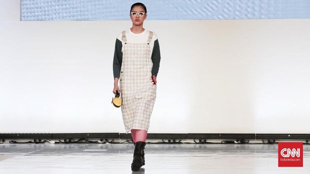 Peragaan busana label asal Jepang, Tategami, dalam Jakarta Fashion Week 2019.
