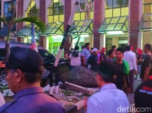 Massa Demo di Seberang PBNU Membubarkan Diri Massa Demo di Seberang PBNU Membubarkan Diri