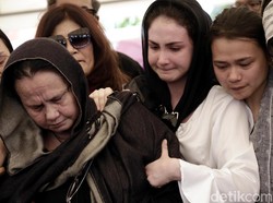 Arumi Duga Ayahanda Meninggal Dunia karena Serangan Jantung