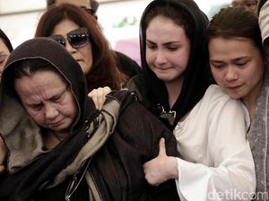 Arumi Duga Ayahanda Meninggal Dunia karena Serangan Jantung Arumi Duga Ayahanda Meninggal Dunia karena Serangan Jantung