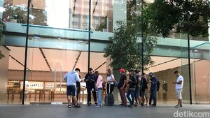 Penampakan Antrean iPhone XR yang Menyedihkan