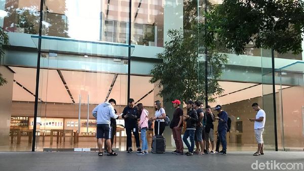 Penampakan Antrean iPhone XR yang Menyedihkan