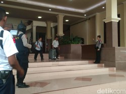 Video: KPK Geledah Ruang Kerja Bupati Cirebon, 4 Koper Disita